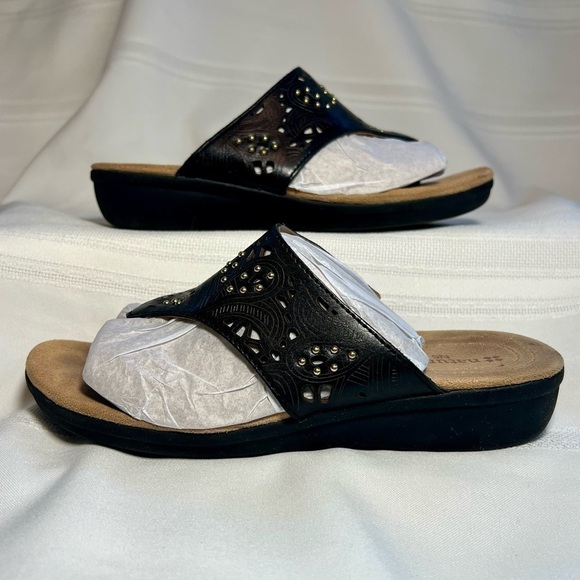 naturalizer N5 Comfort Wedge Sandals Flip Flops Tooled Pierced Blk Leather Sz 6 - Picture 3 of 13